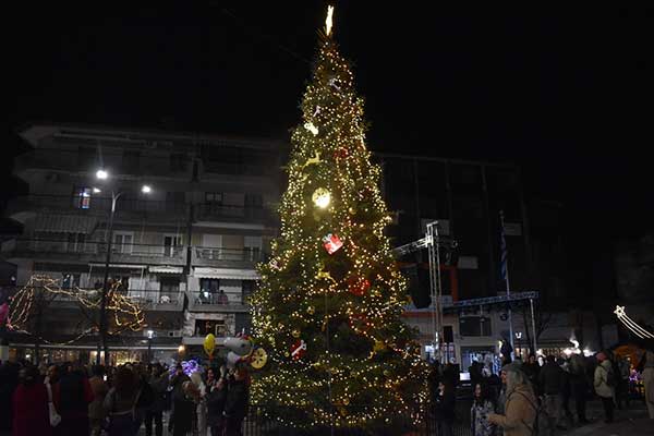 Άναψε το χριστουγεννιάτικο δέντρο της Φλώρινας