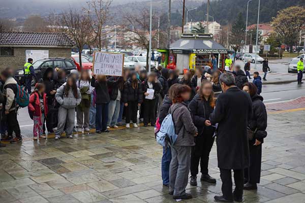 Διαμαρτυρία Μαθητών του Μουσικού Σχολείου Καστοριάς. Παράδοση Ψηφίσματος στον Αντιπεριφερειάρχη.