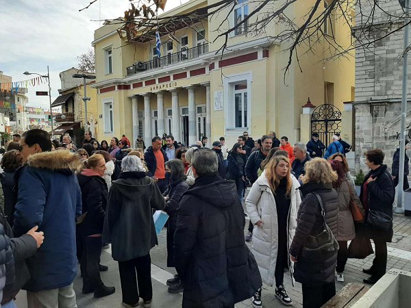 Συγκέντρωση της ΕΛΜΕ στην κεντρική πλατεία της Κοζάνης για τα δύο Ωνάσεια της πόλης