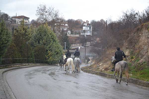 Ξεκίνησαν για το μοναστήρι του Αγίου Νικάνορα οι καβαλάρηδες του Κρόκου