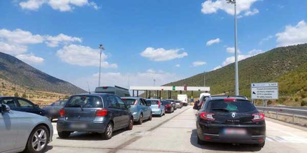 Ι.Χ. καρφώθηκε πίσω από φορτηγό στα διόδια Σιάτιστας στην Εγνατία Οδό