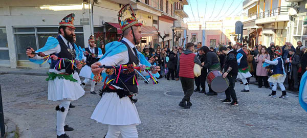 Οι Μωμόγεροι “ξεσήκωσαν” το κέντρο των Σερβίων