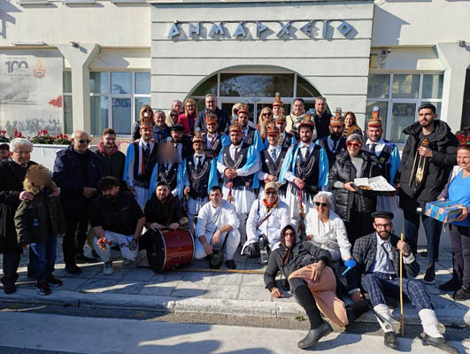 Στο Δημαρχείο Ωραιοκάστρου τα Μωμοέρια Σκήτης Κοζάνης με νταούλια και χορούς