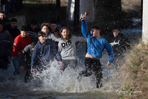 Η τελετή καθαγιασμού των υδάτων και η ρίψη του Τιμίου Σταυρού στον Περδίκκα Εορδαίας