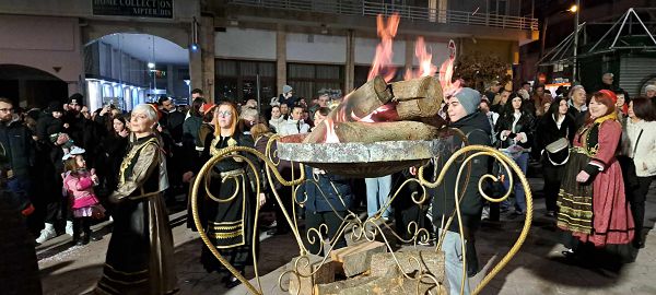 Ζωντάνεψε τη γειτονιά ο Φανός Αριστοτέλης