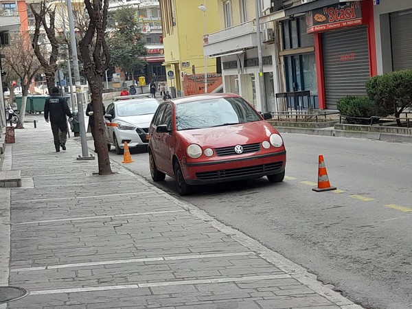 Η δημοτική αστυνομία ξηλώνει πινακίδα στην παρκίδα επί της οδού Παύλου Χαρίση