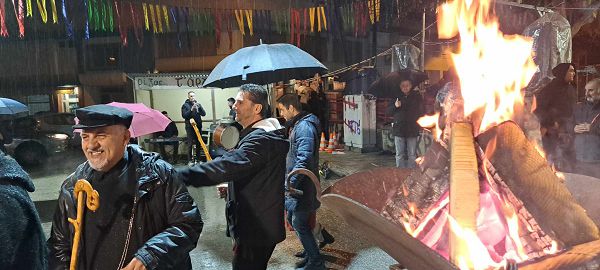 Ο Φανός της Κόζιανη δε σβήνει ούτε με βροχή