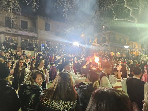 Φανός στην κεντρική πλατεία Σερβίων με συμμετοχή των συλλόγων