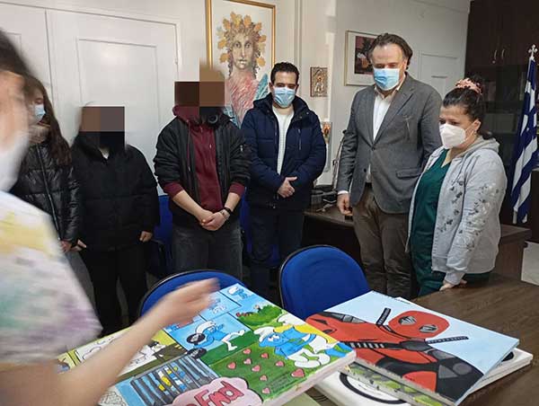 Μαθητές του Καλλιτεχνικού Σχολείου Κοζάνης διακοσμούν την Παιδιατρική