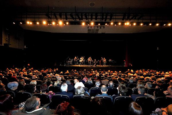 Με μεγάλη επιτυχία ολοκληρώθηκε η χθεσινή συναυλία αφιερωμένη στον σπουδαίο ερμηνευτή Δημήτρη Μητροπάνο από την Κομματική Οργάνωση Δυτικής Μακεδονίας του ΚΚΕ