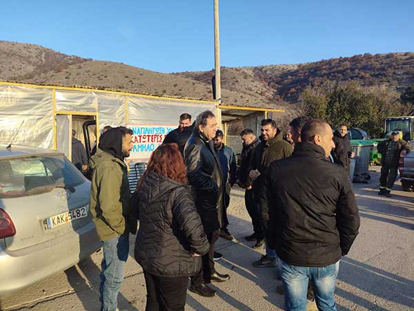 Αντιπροσωπεία της ΚO Δυτικής Μακεδονίας του ΚΚΕ στο αγροτικό μπλόκο στον κόμβο του Αντιγόνου