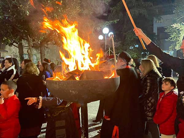 “Ο λάκκος του Μαγγάνη” ξεσήκωσε τα Τρίκαλα (Φωτογραφίες)
