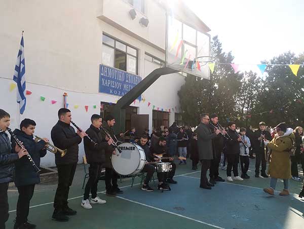 Η Ορχήστρα Παραδοσιακής Μουσικής του Μουσικού Σχολείου Σιάτιστας στο Δημοτικό Χαρίσιος Μεγδάνης