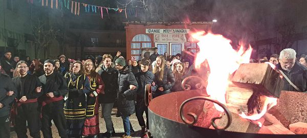 Άναψε ο Φανός Μπουγδανάθκα – Μεγάλο γλέντι γύρω από την φωτιά
