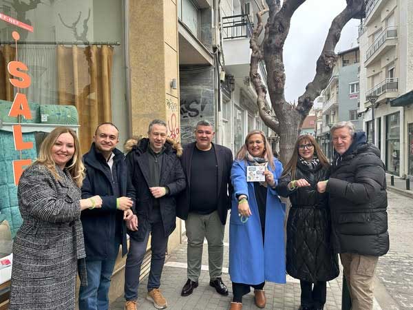 Η αφίσα με το Διόνυσο στα καταστήματα της Κοζάνης – Το βραχιολάκι “no kourpitou”