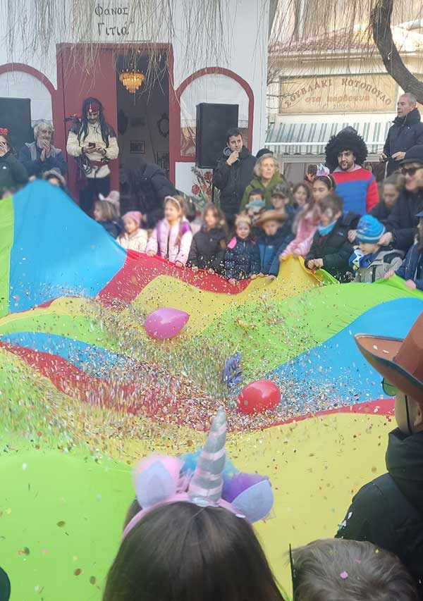 Άναψε ο παιδικός φανός στη Γιτιά