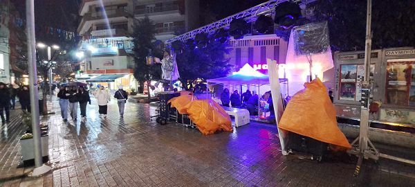 Χωρίς κόσμο το πάρτι στον κεντρικό πεζόδρομο λόγω βροχόπτωσης