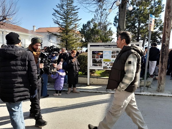 Ο Άκης Πετρετζίκης στην πλατεία της Άνω Κώμης και στο τραπέζι με το σύλλογο του χωριού