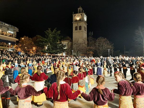 Ξεκίνησε η ποντιακή βραδιά στην κεντρική πλατεία της Κοζάνης με τους μικρούς χορευτές – Μηνύματα για την παιδική κακοποίηση