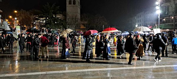 Με βροχή η είσοδος του Φανού της Σκ’ρκας στην πλατεία