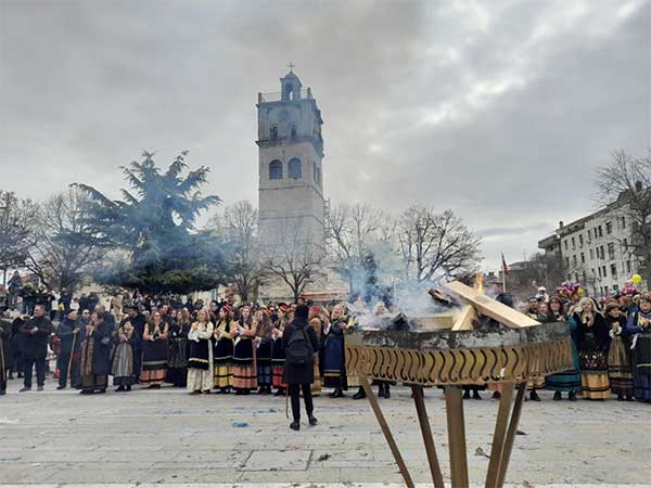 Τρανός χορός γύρω από την φωτιά από τους φανούς της Κοζάνης