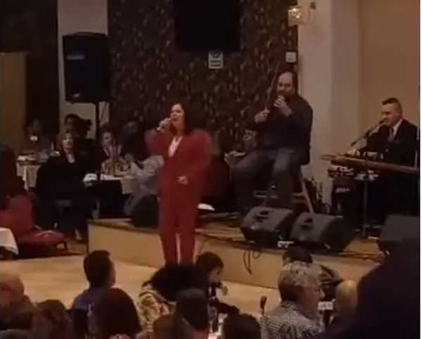 Η βουλευτής του ΣΥΡΙΖΑ Καλλιόπη Βέττα ”πήρε μικρόφωνο” στον ετήσιο χορό του Συλλόγου Μικρασιατών Πτολεμαΐδας (video)