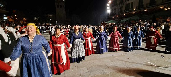 Παρουσίαση χορών από τη Μακεδονία στην κεντρική πλατεία Κοζάνης