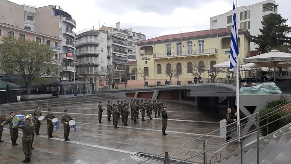 Η έπαρση της σημαίας στην κεντρική πλατεία της Κοζάνης και η ανάκρουση του εθνικού ύμνου