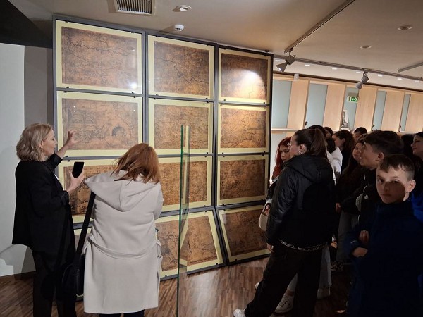Διδακτική επίσκεψη της Γ’ τάξης του Γυμνασίου Σερβίων στην Κοβαντάρειο Δημοτική Βιβλιοθήκη Κοζάνης