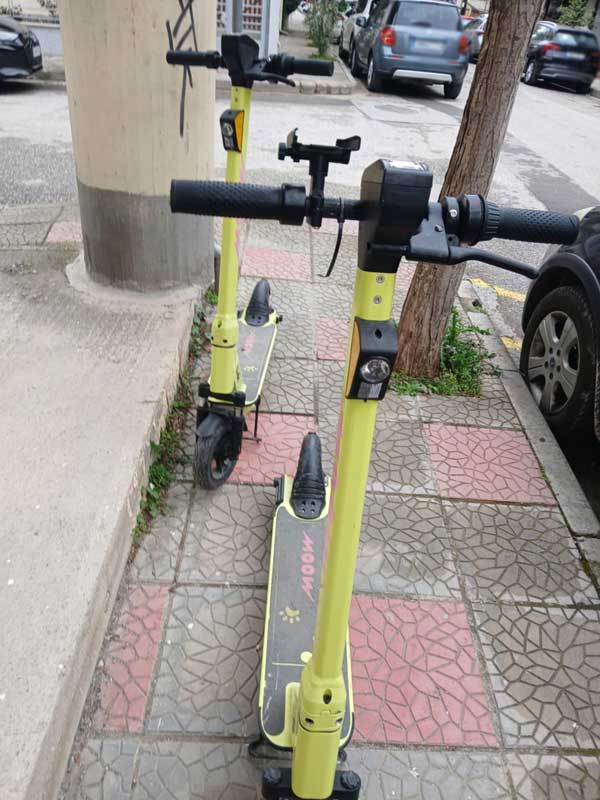 Καταγγελία αναγνώστη για τα παρατημένα ηλεκτρικά πατίνια στα πεζοδρόμια της Κοζάνης