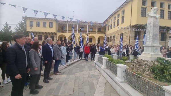 Η κατάθεση στεφάνων από τις σχολικές μονάδες Σιάτιστας