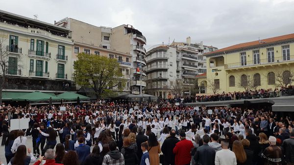 Χορευτικά στην κεντρική πλατεία της Κοζάνης από μαθητές της πόλης