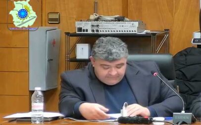 Τρεις μέρες μετά την απευθείας ανάθεση ο Κώστας Βυζας υπογράφει προγραμματική με τη σύντροφό του