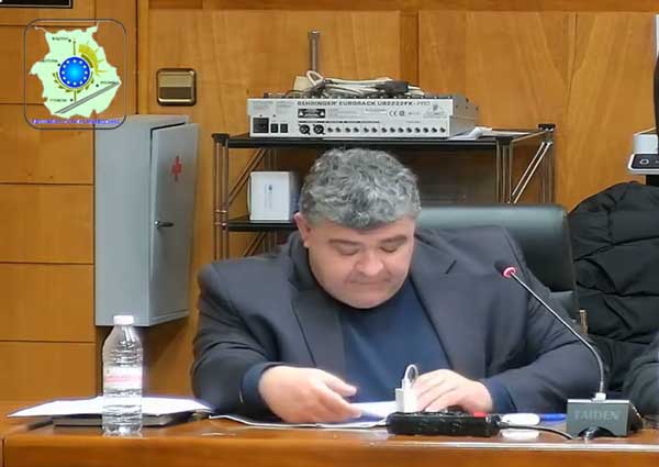 Τρεις μέρες μετά την απευθείας ανάθεση ο Κώστας Βυζας υπογράφει προγραμματική με τη σύντροφό του