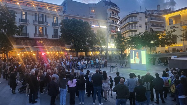 Η παράσταση “Αγάπη: Μια λέξη πριν το φως” ανέβηκε στην κεντρική πλατεία Κοζάνης