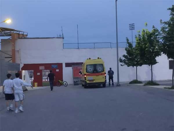 Ασθενοφόρο στο γήπεδο της Κοζάνης. Τραυματίστηκε παιδί