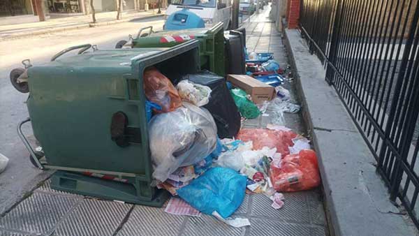 Άγνωστοι αναποδογύρισαν και κατέστρεψαν κάδους και καλαθάκια απορριμμάτων στην πόλη της Φλώρινας