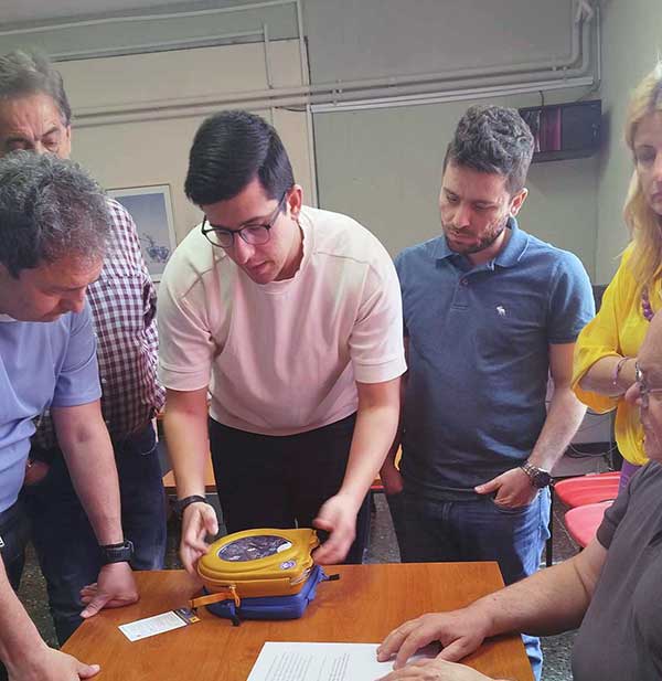 Πρώην μαθητής του 2ο ΓΕΛ Κοζάνης δώρισε απινιδωτή στο σχολείο