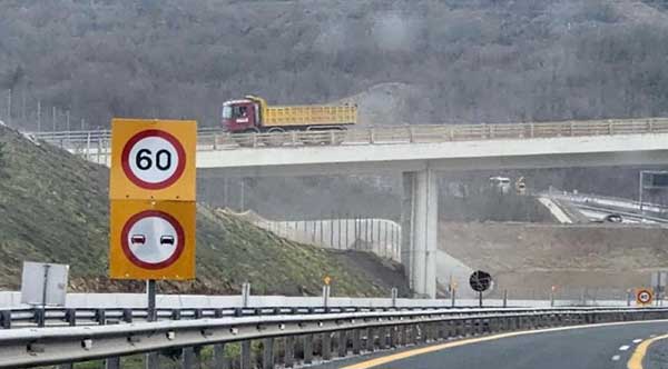 Ανατροπή γερανού στον κόμβο Ε65-Ελαφρύς τραυματισμός οδηγού