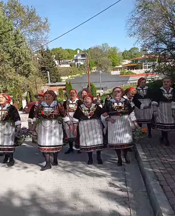 Οι γυναίκες του Κρόκου τραγουδούν το Μάη