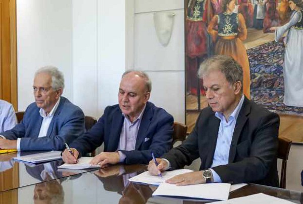 Υπογραφή σύμβασης: Προμήθεια 2 εκχιονιστικών μηχανημάτων από τον Γιώργο Αμανατίδη στην Π.Ε. Καστοριάς