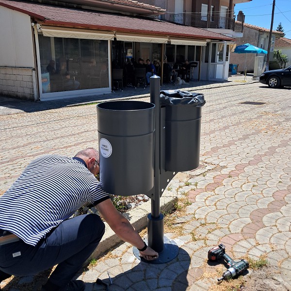 Τοποθέτηση κάδων σκουπιδιών στο Μαυροδένδρι