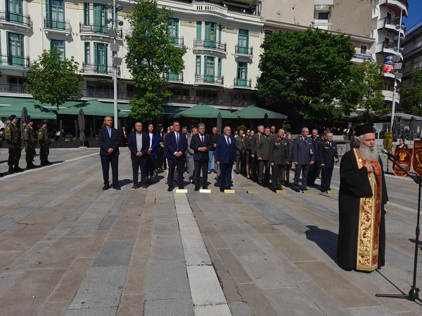 Η επιμνημόσυνη δέηση, η δοξολογία και η κατάθεση στεφάνων στην κεντρική πλατεία της Κοζάνης για τη Γενοκτονία του Πόντου