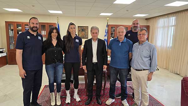 H αρχηγός της γυναικείας Εθνικής ομάδας βόλεϊ Όλγα Στράντζαλη και ο προπονητής Απόστολος Οικονόμου στο γραφείο του Περιφερειάρχη