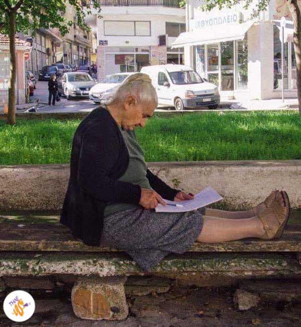 Η 88χρονη Σουλτάνα Γκέσου που πήρε πτυχίο Βοηθού Νοσηλευτή από το Επαγγελματικό Λύκειο Κοζάνης