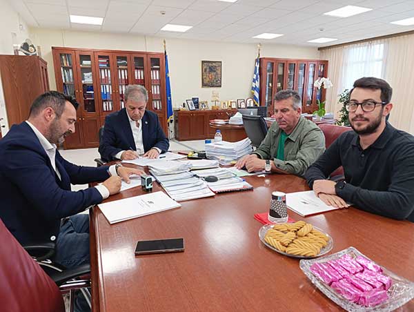 Περιφέρεια Δυτικής Μακεδονίας: Υπεγράφη η σύμβαση για την προμήθεια 1950 ποτιστρών και λάστιχου