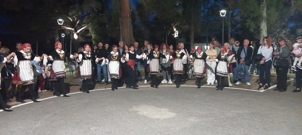 Χορευτικά από το Σύλλογο Κρόκου μετά τον πανηγυρικό εσπερινό που τελέστηκε στο εξωκλήσι των Αγίων Κωνσταντίνου και Ελένης