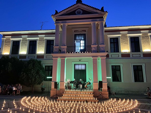Κλασικές μελωδίες υπό το φως των κεριών στο προαύλιο του Δημοτικού Ωδείου Κοζάνης