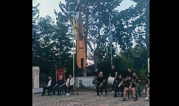 Τίμησαν τη μεγαλύτερη σε ύψος ποντιακή λύρα στον κόσμο, που βρίσκεται στην Πεντάβρυσο Εορδαίας