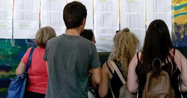 Η τετράδα των πιο υψηλόβαθμων μαθητών στις πανελλαδικές σε οικονομία και πληροφορική